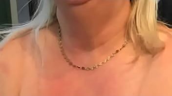 Riproduci Mia moglie sporca b - è così sporca che le piace che io scopi con la sua amica mentre guarda, si accarezza il clitoride e lo registra per voi ragazzi... guardate e guardate voi stessi