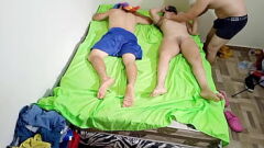 Riproduci Il marito cornuto sorprende l'intensa sessione di sesso della moglie con l'amante sulla spiaggia!