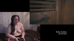 Jouer Resident Evil Village nu, partie 8 : joueuse brune avec des tatouages ​​et des piercings
