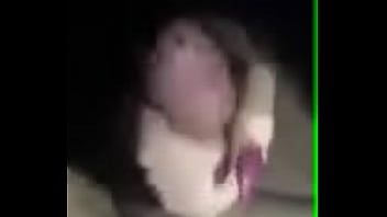 Jouer Une fille suce son petit ami dans sa voiture