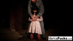 চালান Marica Hase এর বেসমেন্ট স্ট্রিপ্টিজ এবং হস্তমৈথুন সেশন