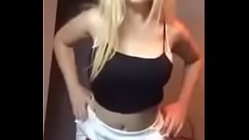 Redare O drăguță blondă tachinează cu fundul ei fin