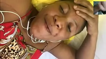 Reproducir Novias negras masturbándose para semen blanco