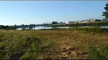 play Nackt am Flussdeich in der Öffentlichkeit spazieren gehen
