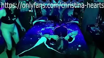 Reproducir La gran polla Christina Hearts hace que Jules sea su chica sumisa