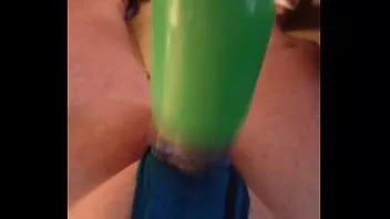 Reproducir Emery martillando la polla mientras la esposa duerme