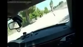 Oynat Redhead genç emme ve sikme üzerinde araba