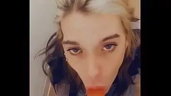 Redare Fata emo blugi slabi se joaca cu clitorisul ei