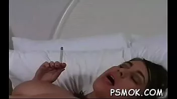 play Złośliwa dziwka pociera swoją ciasną mokrą ranę