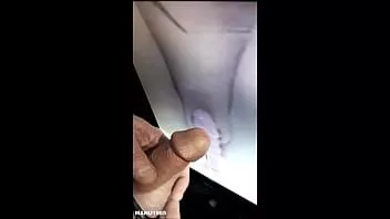 Oynat Mastürbasyon yapan bir amcık gördüğümde ben de mastürbasyon yapmak zorunda kalıyorum