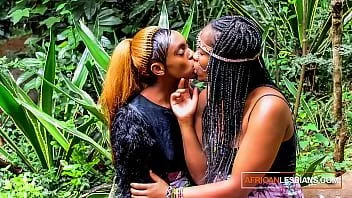 Abspielen Afrikanisches Festival Lesben-Makeout im Freien nach den Molly-Hits