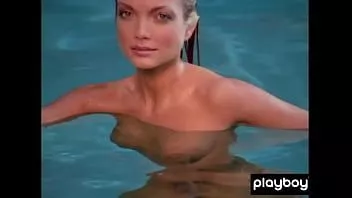 Redare Blonda cu sânii mari, Kimberly Holland, își scoate uniforma sexy în aer liber