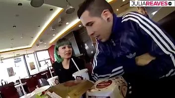 Jouer J'ai rencontré une fille punk au restaurant et j'ai tout de suite baisé dans les toilettes