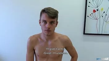 Odtwórz Gorący młodzieniec jest gotów zrobić wszystko, nawet spenetrować swoją ciasną dupę za dodatkową kasę - bigstr