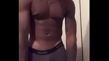play Une adolescente noire s'entraîne et s'étire sur la BBC XL (onlyfans.com/handsomedevan)