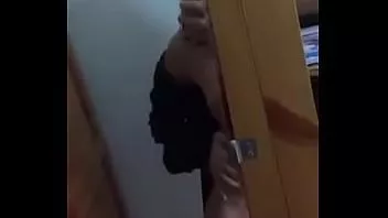 Abspielen Mädchen, das zu schüchtern ist, um ihr Gesicht zu zeigen, wird es tun