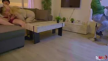 Riproduci La matrigna succhia il cazzo del figliastro e si fa scopare nel culo alle spalle del marito. moglie adultera