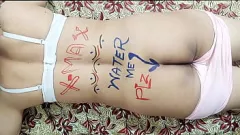 Riproduci L'avventura anale della MILF Desi Amrozia: un dolcetto natalizio con un grosso dildo in abito rosso