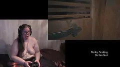 Jouer Resident Evil Village nu, partie 8 : joueuse brune avec des tatouages ​​et des piercings