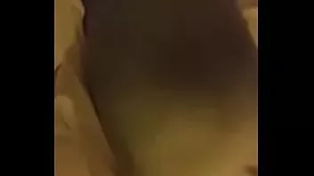 Jouer Préparer le cul de sa petite amie à se faire baiser
