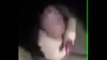 Jouer Une fille suce son petit ami dans sa voiture