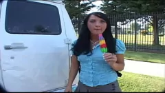 Abspielen Die brünette Pornostarin Deena Daniels tobt mit Willenskraft im Freien