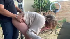 play Sesión de sexo secreta en el patio de una morena cremosa con el amigo de su marido