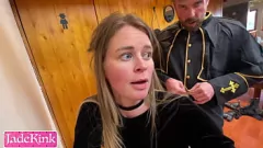 play Indiscreet schattig meisje onderworpen aan intense BDSM door corrupte priester