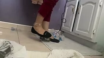 Jouer Écraser des bouteilles avec des appartements sexy noirs