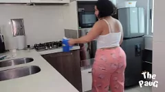 play Latina milf ne peut pas résister à Big Cock Colatmate dans la cuisine