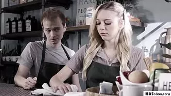 Jouer Barista et serveur se maquillent dans un café - lily larimar