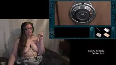 Jouer Gamer Naked Gamer Girl: Brunette BBW avec tatouages ​​et gros seins joue la tour partie 1