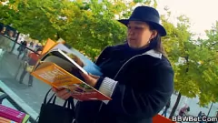 تشغيل امرأة سمراء السمين مع الثدي الكبيرة والحمار ضخمة تمتص وركوب الديك الضخم