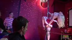 再生 クリスマスのお祝い：ブロンドとブルネットの熟女ストリッパーとのアナルグループのセックス
