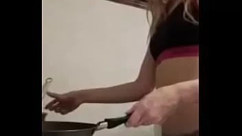 Abspielen Du kennst nur Kochen in ihrer Unterwäsche auf ameporn