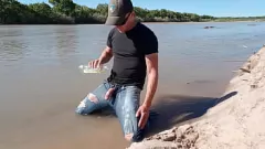 播放 在里奥格兰德（Rio Grande）的牛仔裤上撒尿和射精