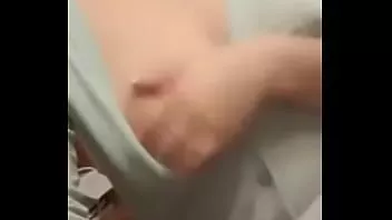 Reproducir Chica burlona en ameporn con pezones duros